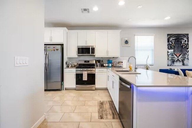 Building Photo - 8908 W Solano Dr