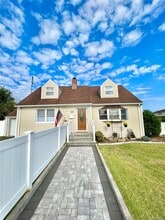 Building Photo - 745 S Oyster Bay Rd