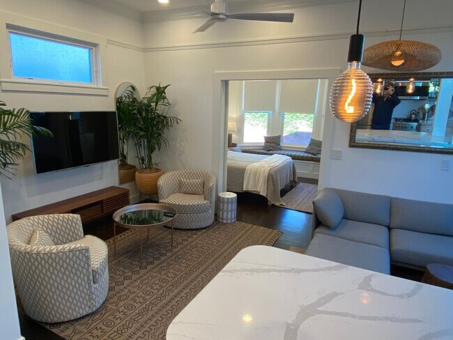 Foto del edificio - Exquisite top floor 1BD. Fully furnished and accessorized. Hardwood floors. Dishwasher/Microwave....