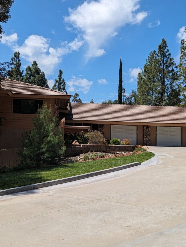 Foto del edificio - Luxury 5 Bedroom Home in Palo Verde Ranch
