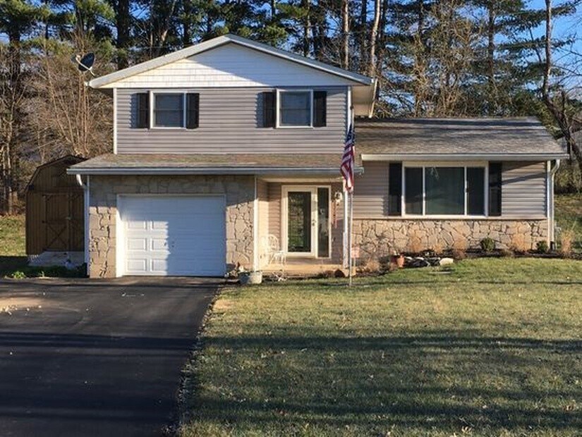 Primary Photo - 3 Bedroom, 2 Bathroom Home in Red Bud Heig...