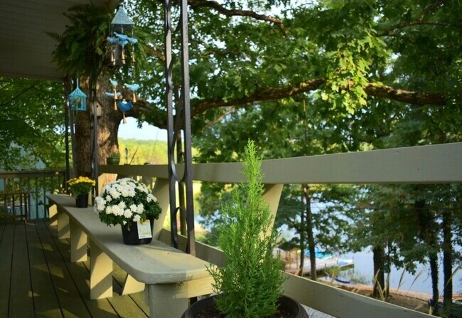 Foto del edificio - 5606 Lakeshore Dr