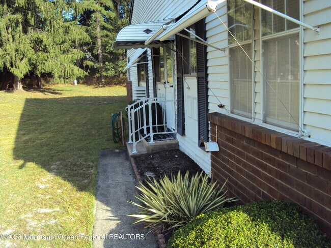 Building Photo - 15B Deerfield Dr