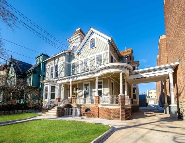 Building Photo - 70 Sherman Pl