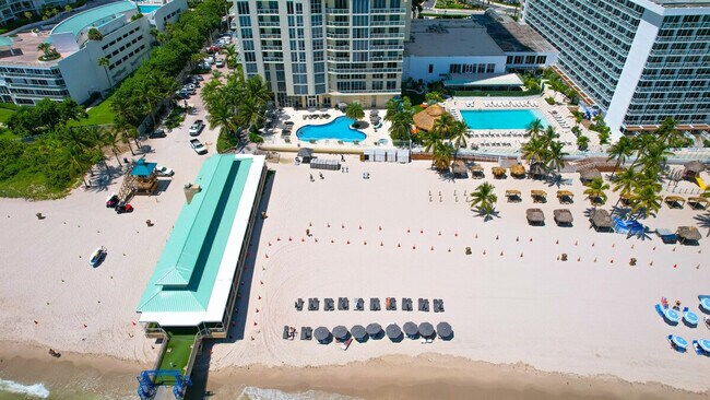 Building Photo - 16711 Collins Ave