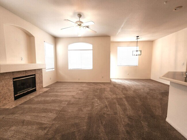 Foto del edificio - Silverado Ranch Single Story | 2 Bed | 2 Bath | 2-Car Garage