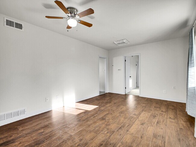 Foto del edificio - $2,395.00 - 3 Bedrooms, 1.5 Bathrooms, Single Family Home in Aurora with Washer and Dryer!