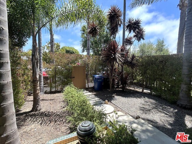 Foto del edificio - 12913 Gilmore Ave
