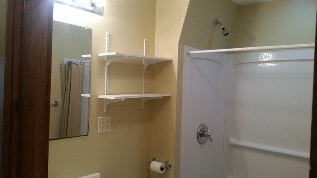 Baño - 122 West Arch Street