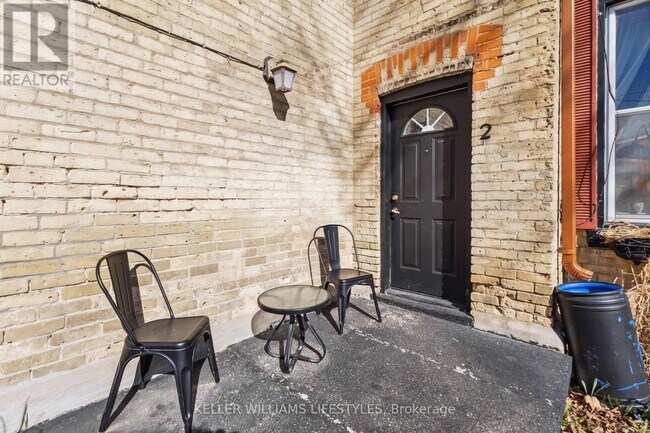 Photo du bâtiment - 86 Byron Ave E