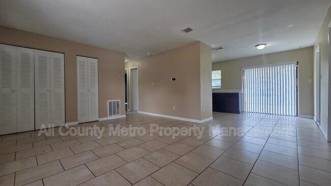 Foto del edificio - 1445 Lake Opal Dr