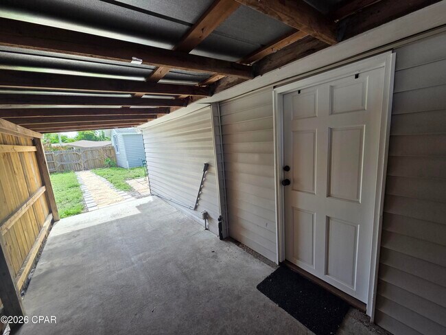 Building Photo - 1525 Oak Ave