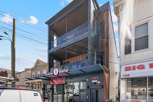 Foto del edificio - 150 Easton Ave