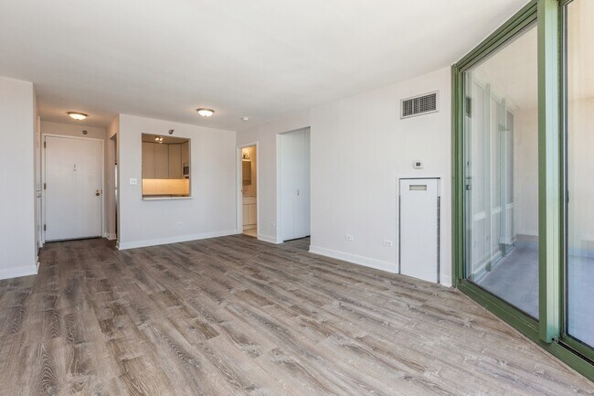 Building Photo - 111 W Maple St