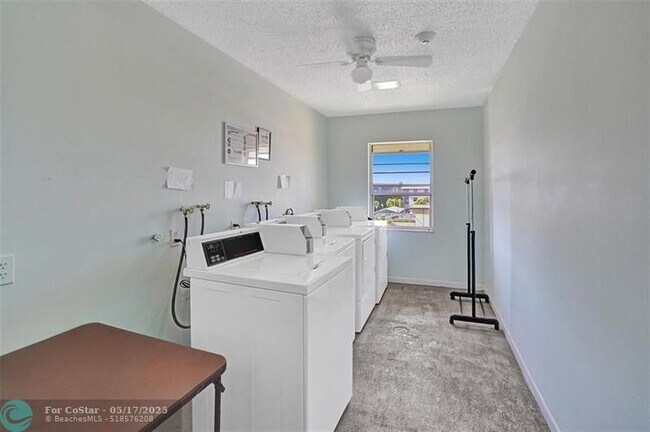 Foto del edificio - 4990 E Sabal Palm Blvd