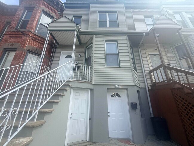 Foto del edificio - 592 Bramhall Ave