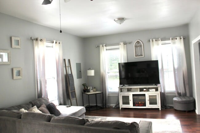 Living room - 208 Warren St