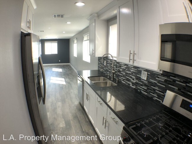 Foto del edificio - 729 1/2 W 76th St
