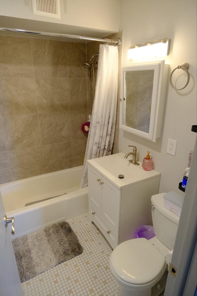 Building Photo - 225 Country Club Dr