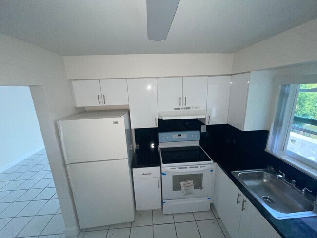 Foto del edificio - 651 NW 177th St