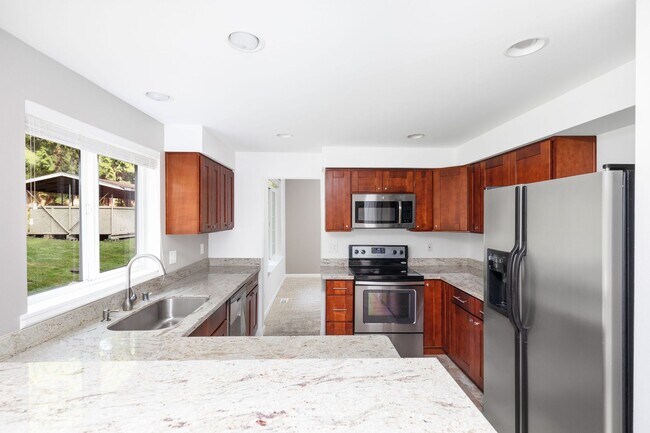 Building Photo - Beautiful 4 Bedroom 3 Bath Issaquah Home on Large Private Lot