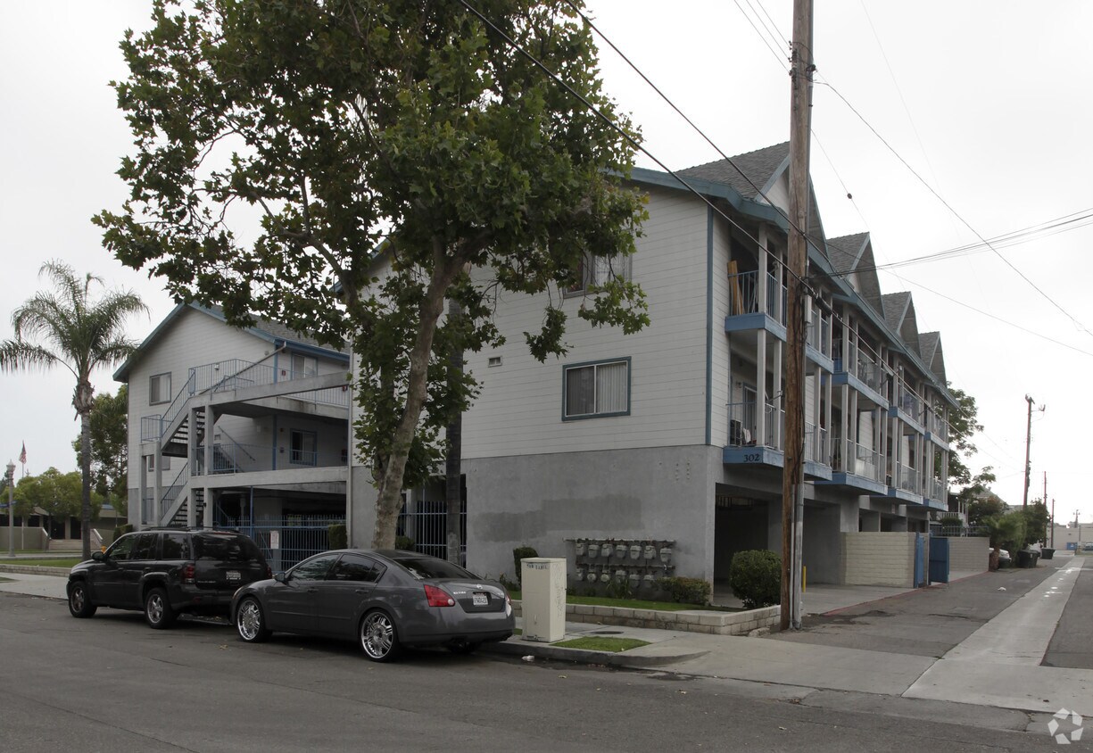 Building Photo - 302 E Broadway