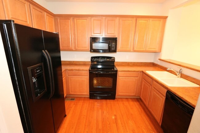 Building Photo - 3 bedroom townhome, NE Colorado Springs