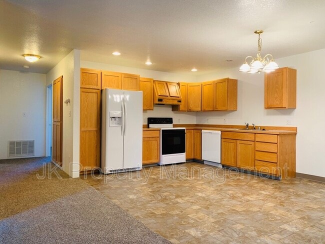 Building Photo - 1613 Sand Ct