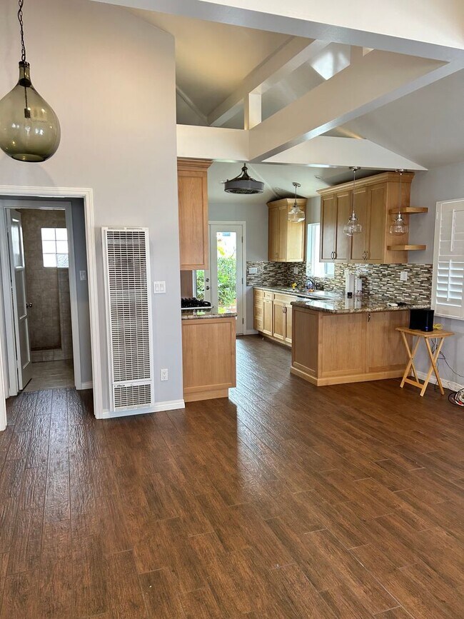 Building Photo - Beautiful 2b1b house with gorgeous quiet b...