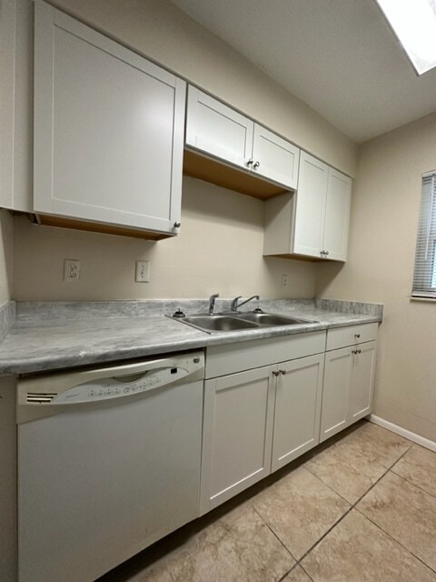 Foto del edificio - 828 Sky Lake Cir