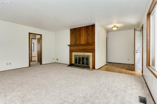 Building Photo - Southeast Splendor!  2 Bed, 1.25 Bath Hous...