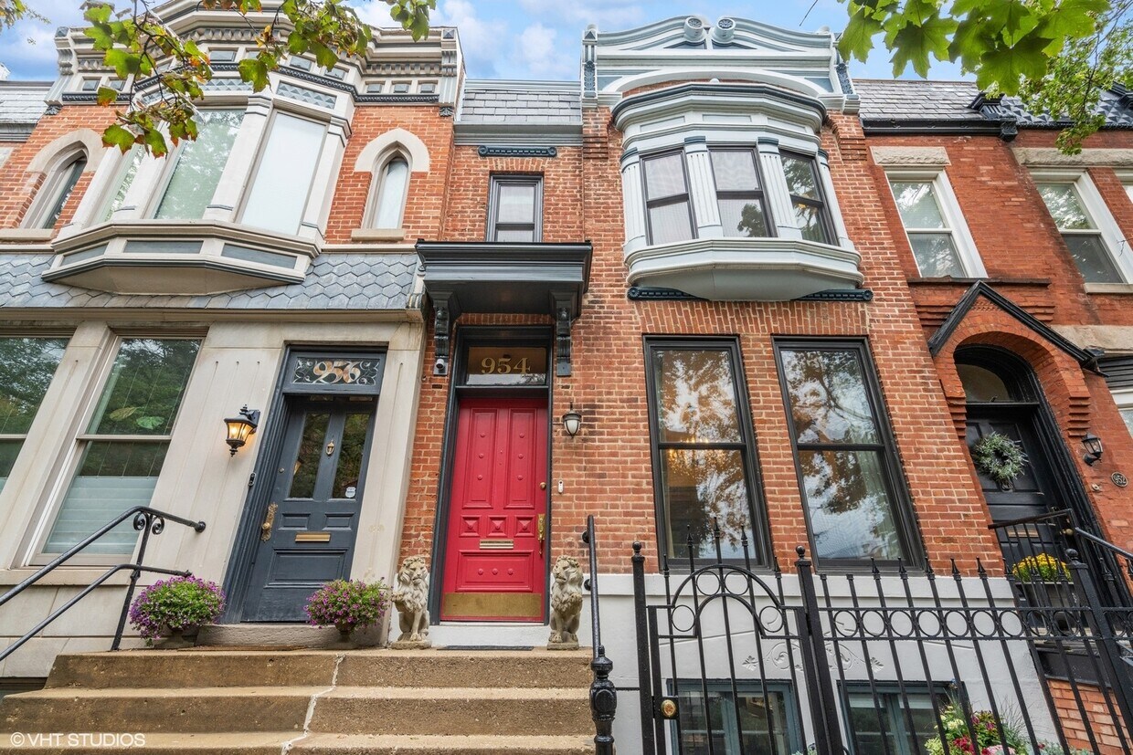 Primary Photo - 954 W Dickens Ave
