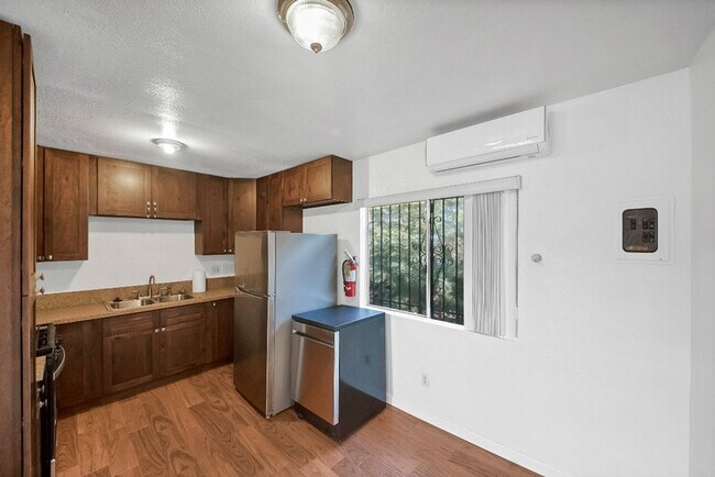 Foto del edificio - 2458 Normandie Ave