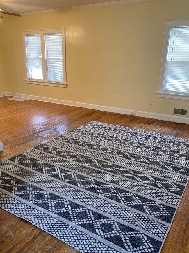 Building Photo - Spacious 2 Bedroom House located in West T...