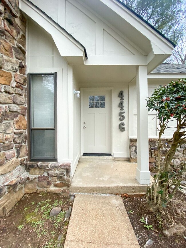 Building Photo - 3 Bed 2 bath in Raleigh / ss appliances an...