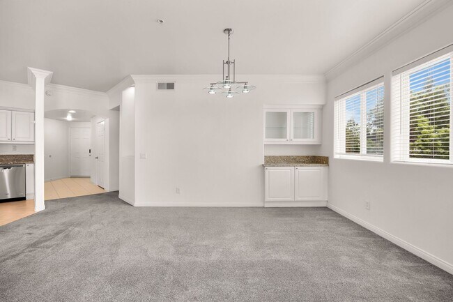 Foto del edificio - Gorgeous 3rd Floor Corner Unit in Summit Village Condominiums!