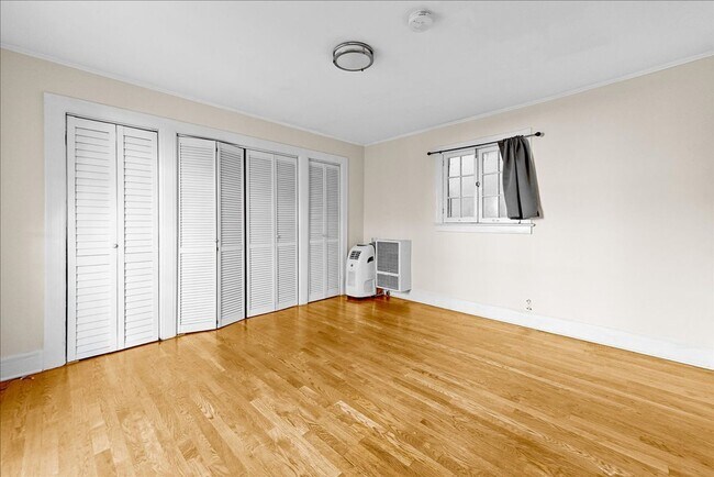 Building Photo - 320 Columbia Ave 1/4-324