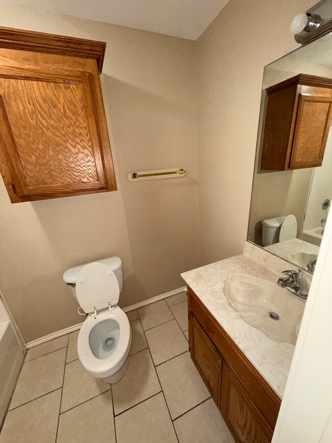 Master Bed Bathroom - 302 W Amy Dr