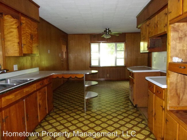 Building Photo - 724 Riverview Dr