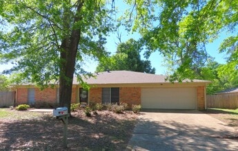Building Photo - 402 Muller Garden Rd