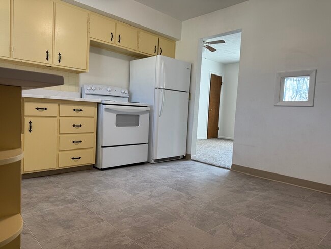 Building Photo - 4210 S 49th St