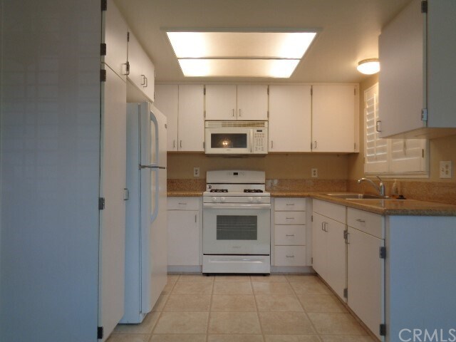 Building Photo - 3756 Village Ln