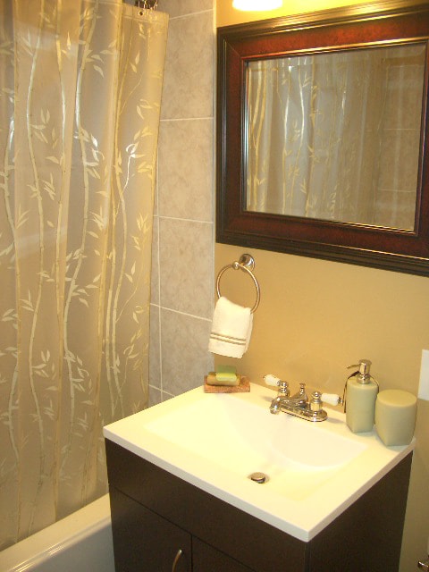 full bath - 4018 Benell Ct SE