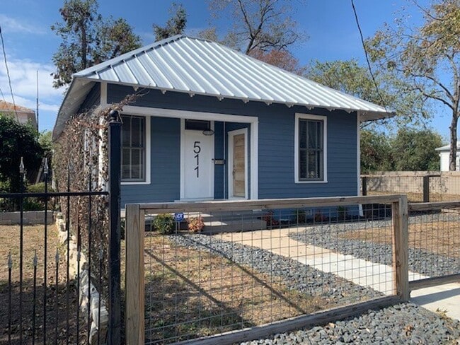 Photo - Fully Restored 2BR Classic Near Downtown Dignowity Hill House