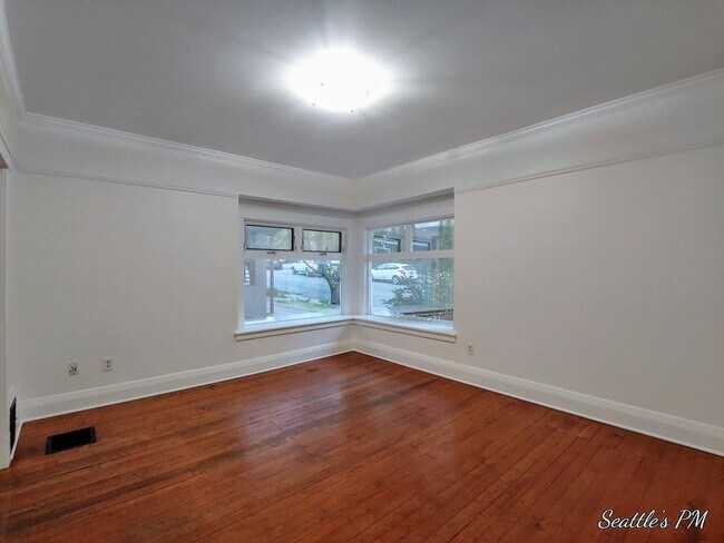 Foto del edificio - Updated Charming 4 Bedroom-2 Bathroom Home...