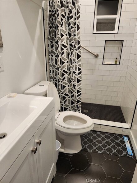 Building Photo - 10710 Helendale Ave