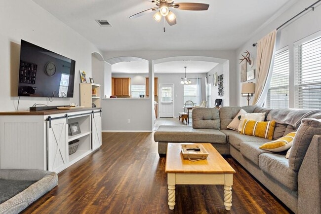 Building Photo - Open Floorpan is Move in Ready just for yo...