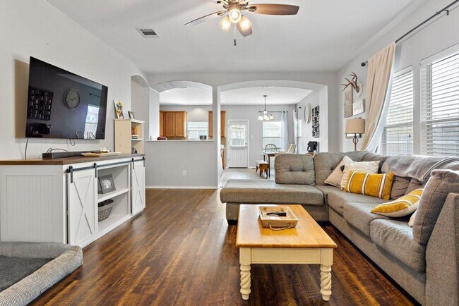 Foto del edificio - Open Floorpan is Move in Ready just for yo...