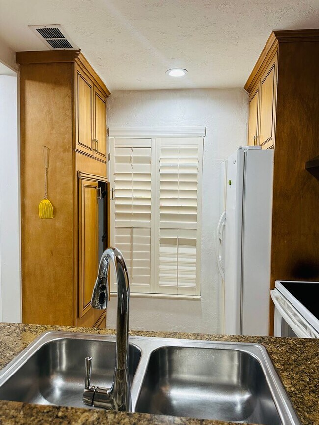 Foto del edificio - SW area Condo with a pool
