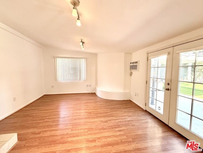 Building Photo - 364 N San Vicente Blvd